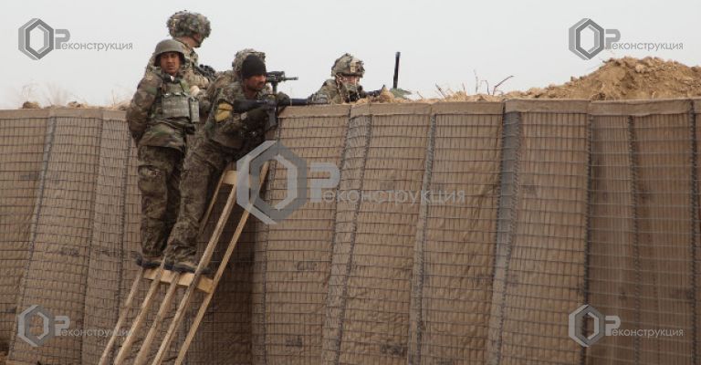Американские и афганские солдаты у габиона