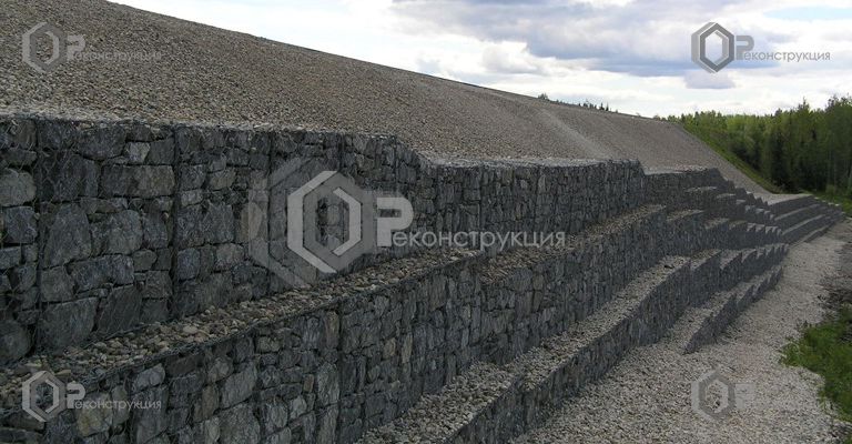 Подпорная стена из габионов. Укреплене насыпи железной дороги