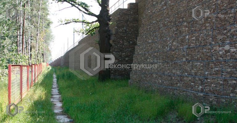Армогрунтовая подпорная стенка, выполненная из габионов с армирующей  панелью из габионной сетки с ПНД покрытием